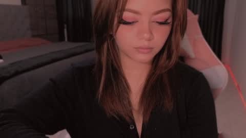 aliciawonderland__ online show from 4, 2, 2025