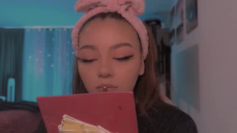 aliciawonderland__ online show from 27, 2, 2025