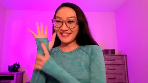 Snapshot of aliciaz3 chatting on 5, 10, 2025 Alicia Hebi online show from 5, 10, 2025