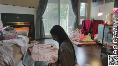 Alize Zaide online show from 1, 2, 2025