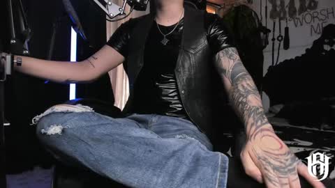 Snapshot of allanhurtss chatting on 1, 1, 2025 online show from 1, 1, 2025