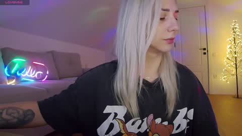 A day u didnt smile is a lost day online show from 12, 1, 2026