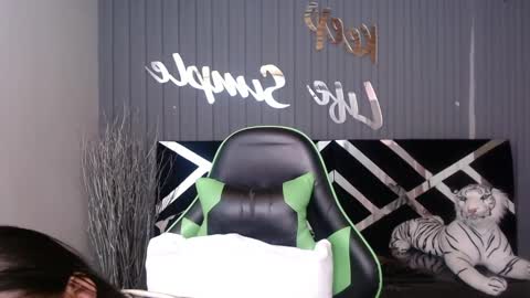 Snapshot of allisson_a chatting on 8, 3, 2025 Allisson online show from 8, 3, 2025