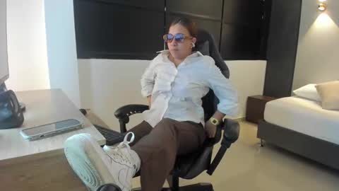 ALMA FENIX  online show from 10, 10, 2025