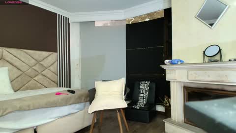 Ambar Ross online show from 7, 1, 2025