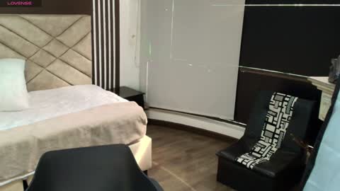 Ambar Ross online show from 4, 2, 2025