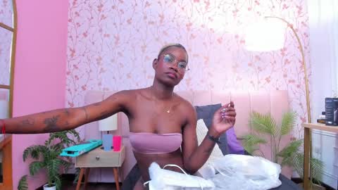 Amelia Adams online show from 12, 11, 2025