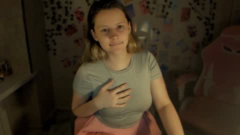 Amelie  James online show from 23, 12, 2024