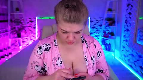 Snapshot of amellywhite chatting on 13, 6, 2026 Alina online show from 13, 6, 2026