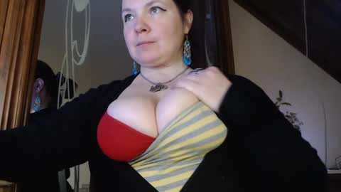 amorelara online show from 2, 3, 2025