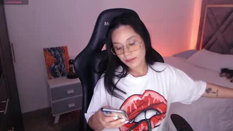 Snapshot of amy_stiward chatting on 4, 6, 2026 Mia Cristancho online show from 4, 6, 2026
