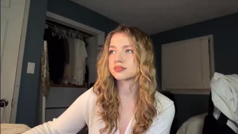 Snapshot of amyjj chatting on 18, 11, 2025 Amy online show from 18, 11, 2025