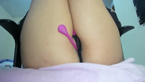 Snapshot of amywalker01 chatting on 8, 10, 2025 amy online show from 8, 10, 2025