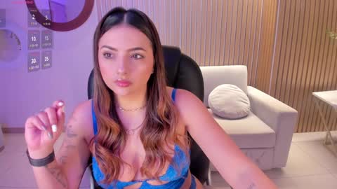 Snapshot of amywoods chatting on 8, 1, 2025 online show from 8, 1, 2025