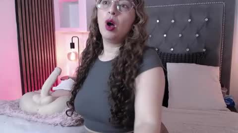 Snapshot of anaa_moon chatting on 6, 5, 2026 Ana Moon online show from 6, 5, 2026