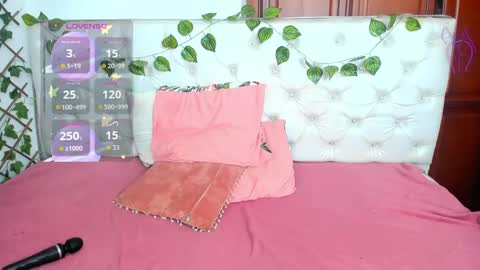 Naomi Andrea Daviss online show from 20, 10, 2025