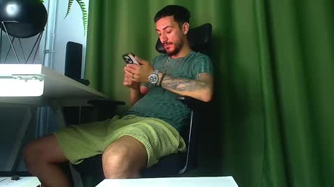 Snapshot of andrewbanner chatting on 12, 5, 2026 MasterRomania online show from 12, 5, 2026