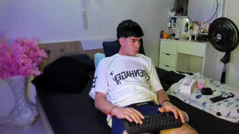 andy_wood1 online show from 4, 6, 2026
