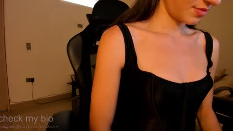 Snapshot of anelisse_ chatting on 17, 2, 2025 online show from 17, 2, 2025