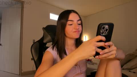 Snapshot of anelisse_ chatting on 28, 2, 2025 online show from 28, 2, 2025