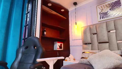 Nicolle  online show from 12, 2, 2025