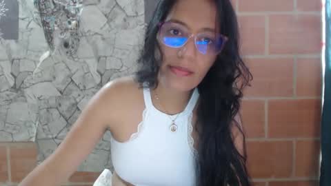 Snapshot of angelitaa_hot chatting on 1, 2, 2025 angela online show from 1, 2, 2025