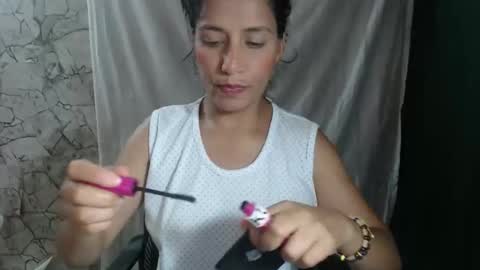 Snapshot of angelitaa_hot chatting on 1, 12, 2025 angela online show from 1, 12, 2025