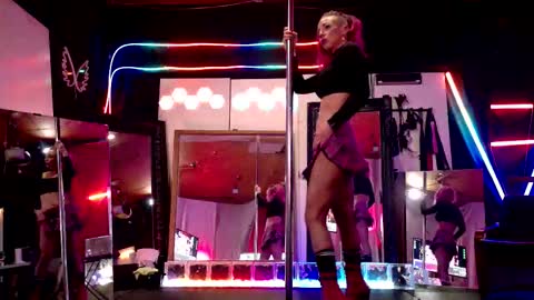 Snapshot of angelsparkle80 chatting on 14, 12, 2025 Madison Marie online show from 14, 12, 2025