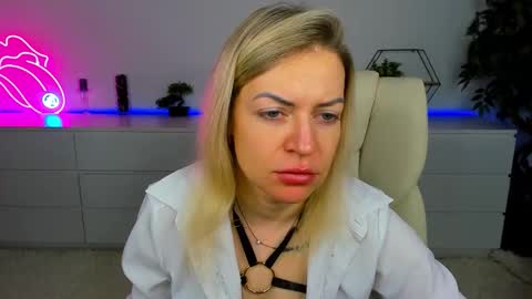 Snapshot of anna_snow9 chatting on 5, 11, 2025 anna_snow9 online show from 5, 11, 2025