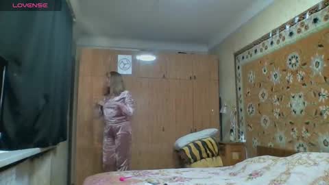 Snapshot of annaxlovers chatting on 12, 10, 2025 AnnaXLovers online show from 12, 10, 2025