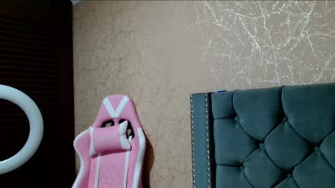 Snapshot of anne_julienne chatting on 8, 1, 2025 online show from 8, 1, 2025