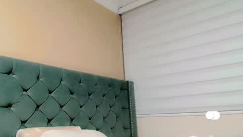 Snapshot of anne_julienne chatting on 4, 2, 2025 online show from 4, 2, 2025