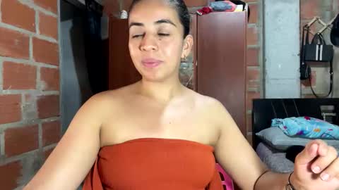 Snapshot of anngela01 chatting on 6, 10, 2025 anngela online show from 6, 10, 2025