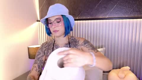 ANNIE HAWK online show from 25, 4, 2026