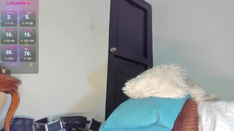 annie_santosx online show from 6, 3, 2025