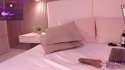 Snapshot of anniie_clarkson chatting on 9, 6, 2026 ANNIE online show from 9, 6, 2026