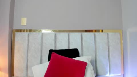 Snapshot of antonellahall_ chatting on 28, 11, 2025 AntonellaHall online show from 28, 11, 2025