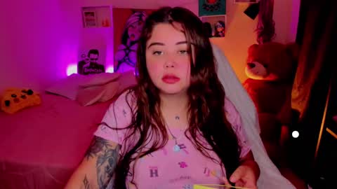   Independent model  online show from 1, 3, 2025