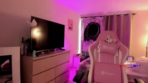   Independent model  online show from 10, 11, 2025