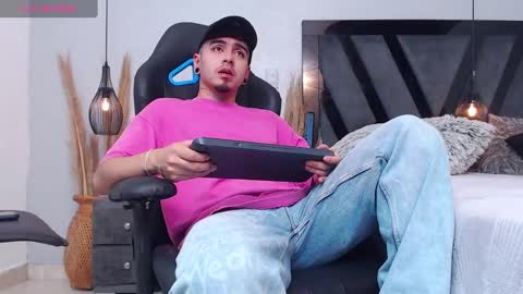 Snapshot of apolo_lopez chatting on 17, 11, 2025 Apolo online show from 17, 11, 2025