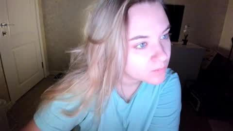 Snapshot of appleyummybuns chatting on 12, 11, 2025 appleyummybuns online show from 12, 11, 2025