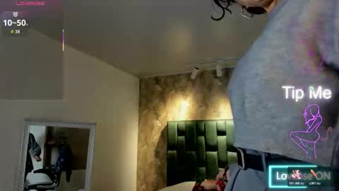 Snapshot of april_dumont chatting on 4, 12, 2025 April online show from 4, 12, 2025