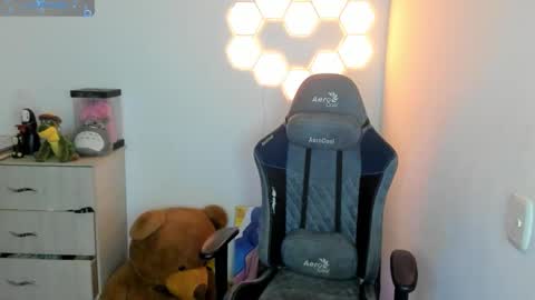 aqua emilly online show from 23, 10, 2025