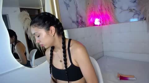 Snapshot of ariana_toro chatting on 5, 12, 2025 ariana_toro online show from 5, 12, 2025