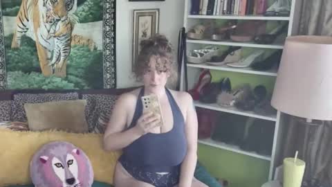 Snapshot of arielabai chatting on 7, 11, 2025 Arielle Ari online show from 7, 11, 2025