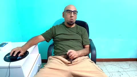 Snapshot of arnelux72 chatting on 17, 11, 2025 arnelux72 online show from 17, 11, 2025