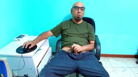 Snapshot of arnelux72 chatting on 25, 11, 2025 arnelux72 online show from 25, 11, 2025