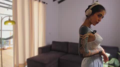 Linda  independent model artgeea online show from 7, 2, 2026