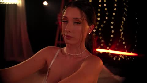 Snapshot of artmarlene chatting on 19, 12, 2025 Marlene online show from 19, 12, 2025