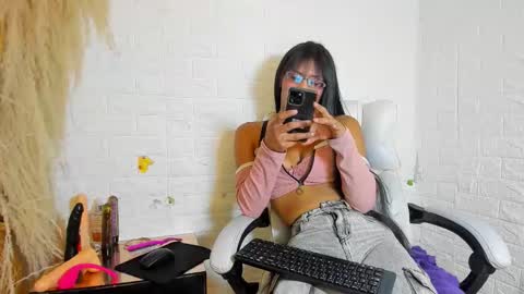 Snapshot of aura_love69 chatting on 14, 11, 2025 Monii Yi online show from 14, 11, 2025